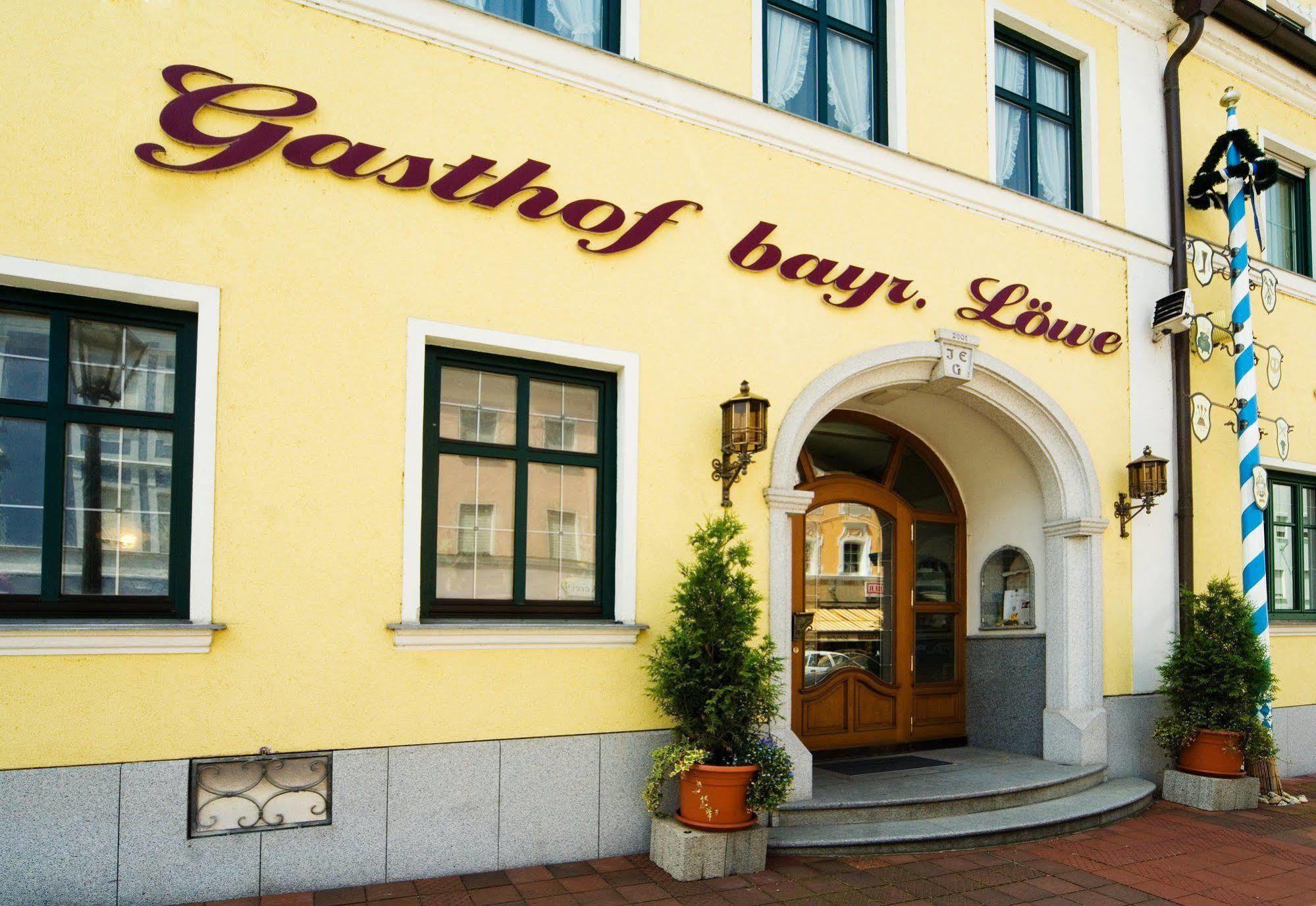 Hotel Bayrischer Lowe Osterhofen Extérieur photo