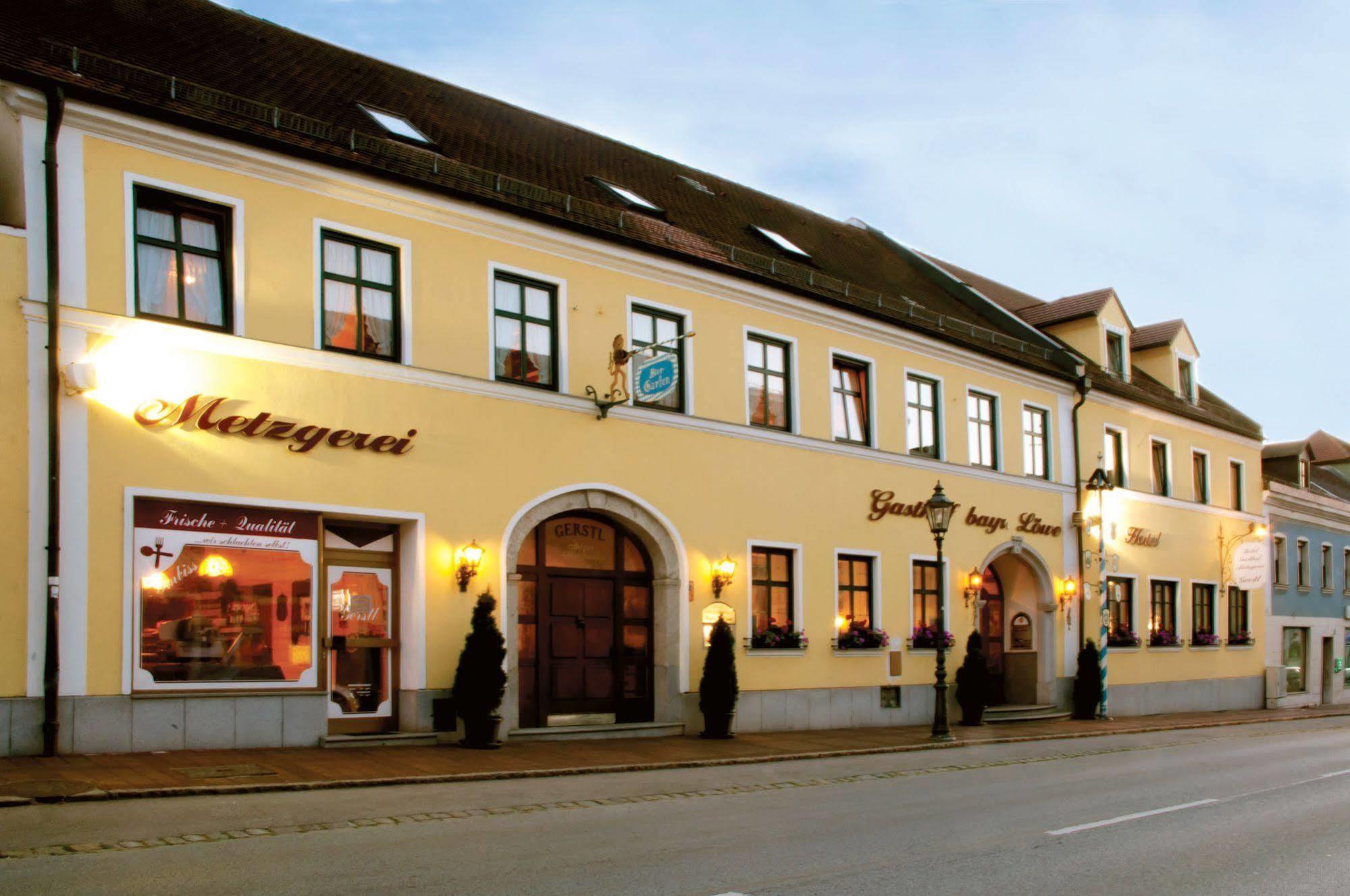 Hotel Bayrischer Lowe Osterhofen Extérieur photo